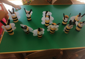 Wystawa wykonanych przez dzieci pszczółek